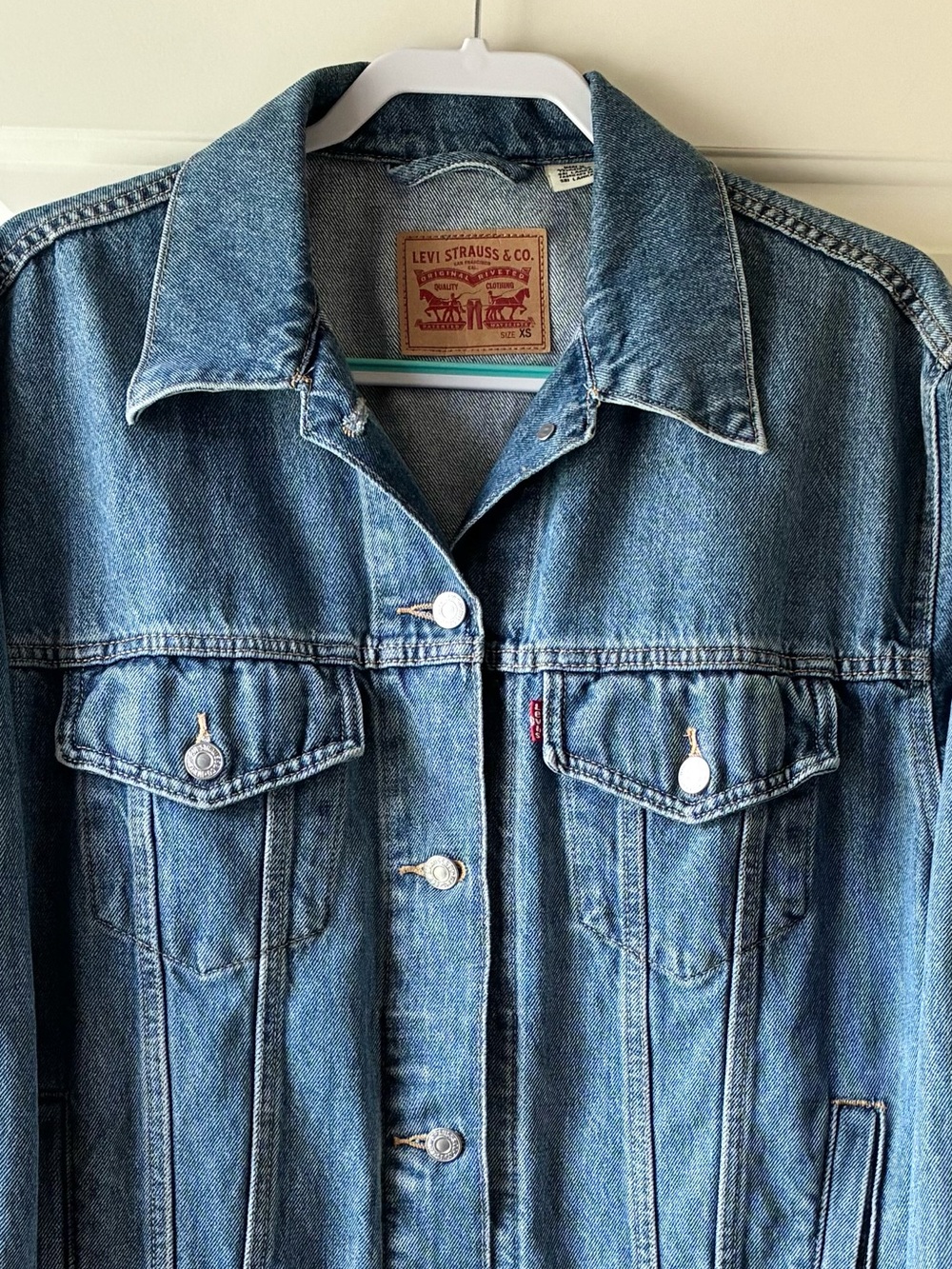 Vintage Levi's Women's Classic Trucker Denim Jacket Medium Wash Oversized XS - Picture 3 of 12